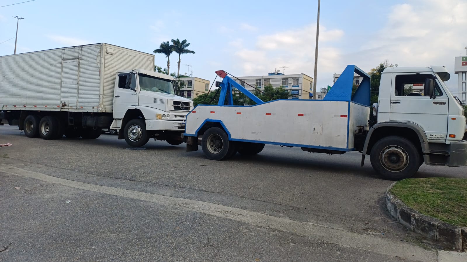 ÁGUIA REBOQUE E GUINCHO